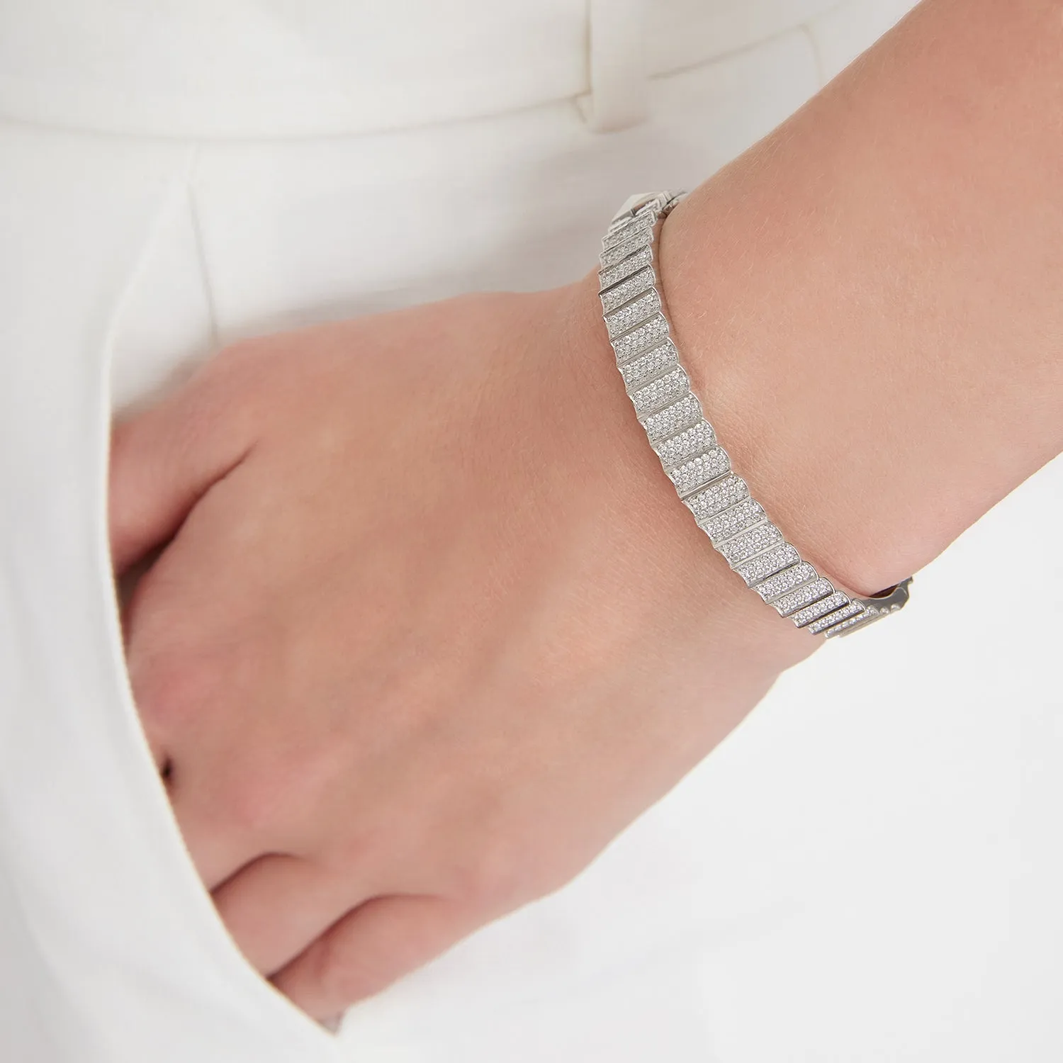 CII 18K WHITE GOLD AND ALL DIAMOND FLUTED BANGLE BRACELET