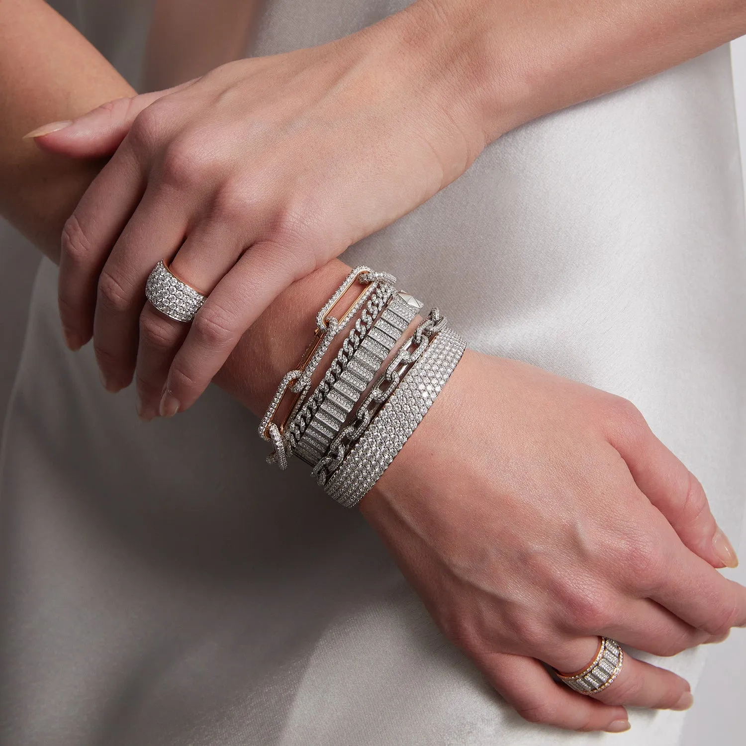 CII 18K WHITE GOLD AND ALL DIAMOND FLUTED BANGLE BRACELET
