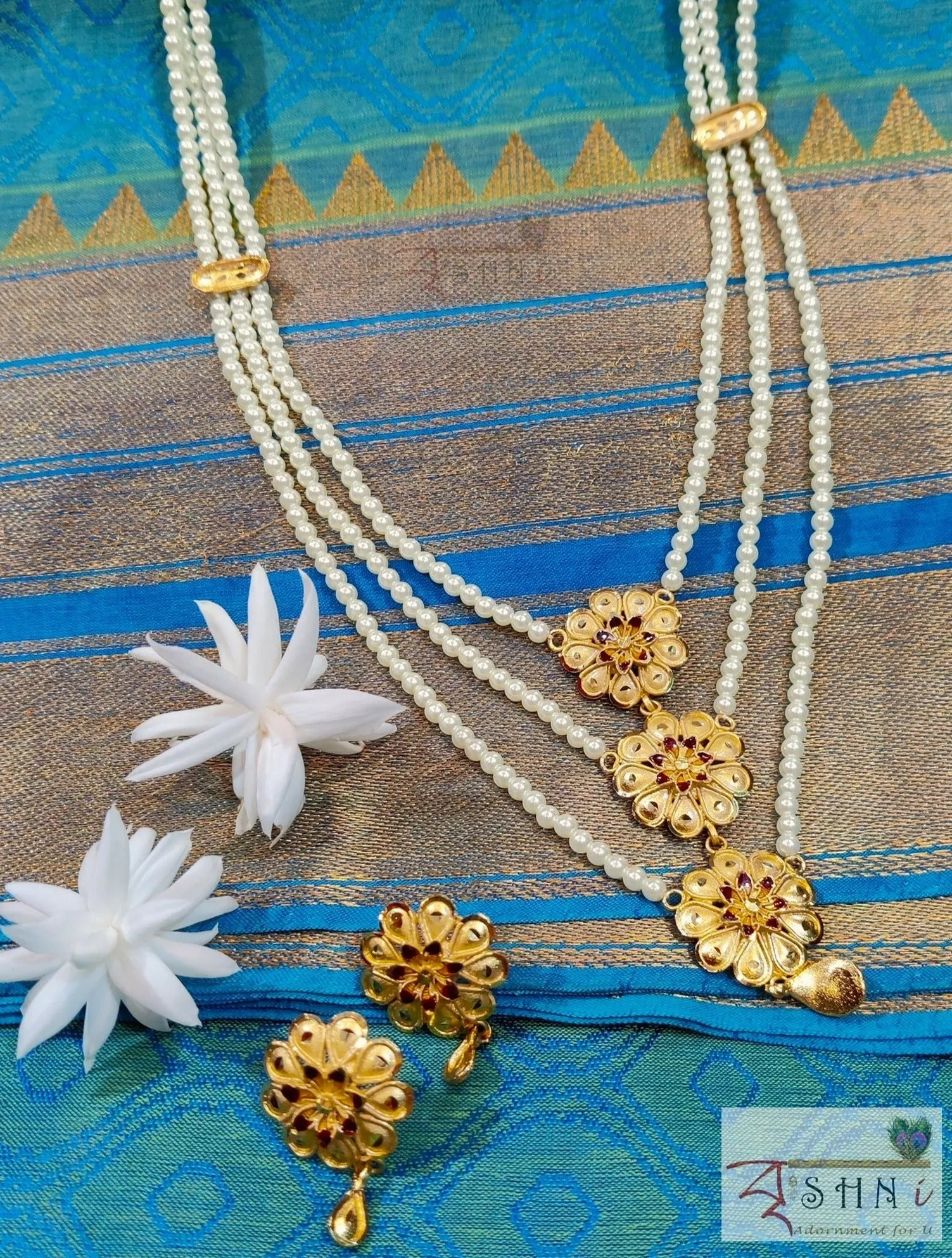 Daisy Embraced White Beaded Necklace Set