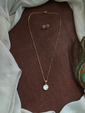Gold-Plated Chain with Mother of Pearl Pendant and Studs