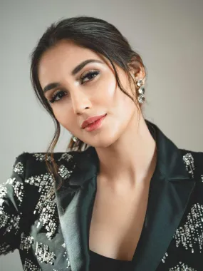 Nikita Dutta In Crystal Cascade Earring White