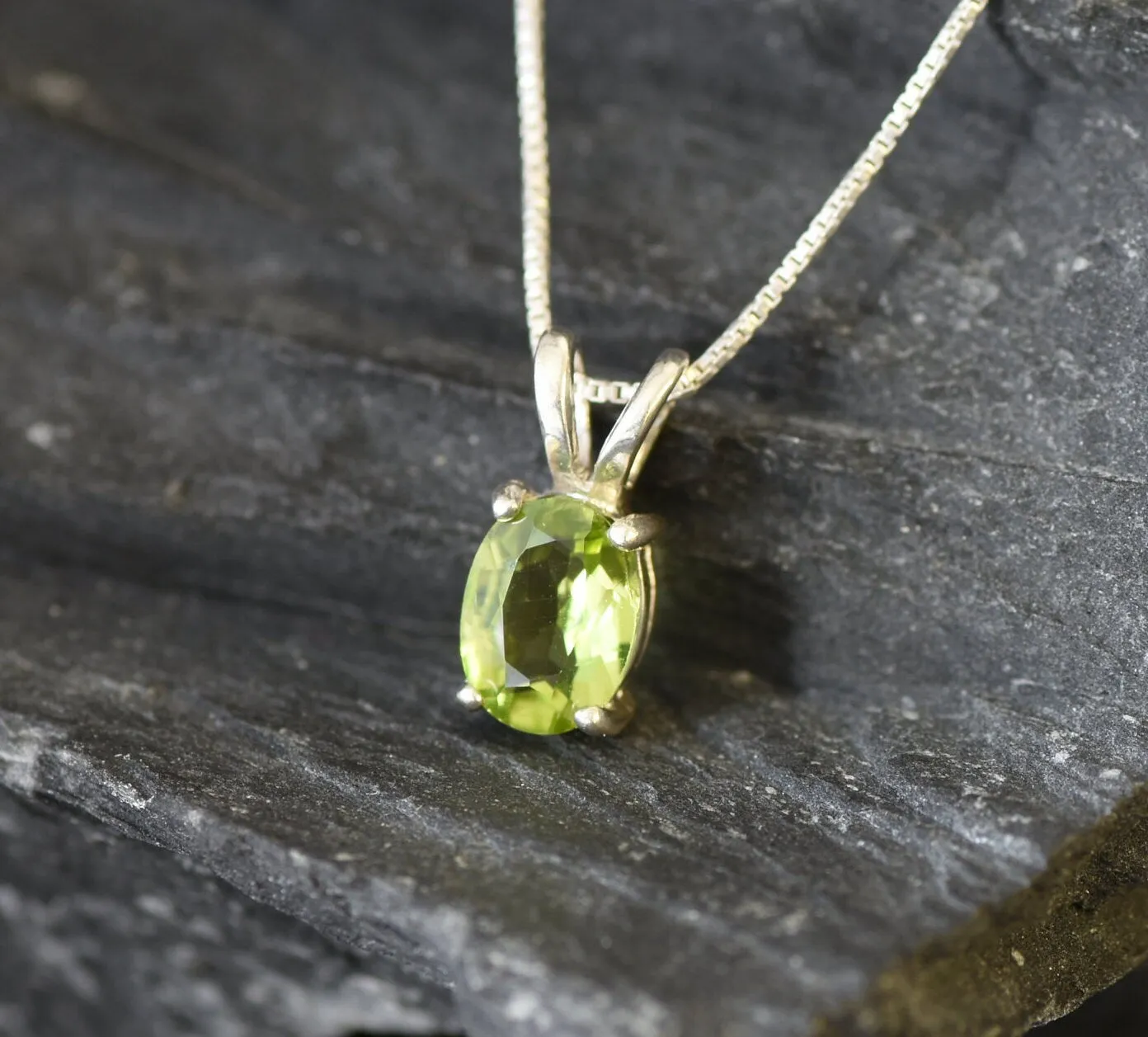 Peridot Necklace - Minimalist Oval Necklace - Dainty Green Pendant