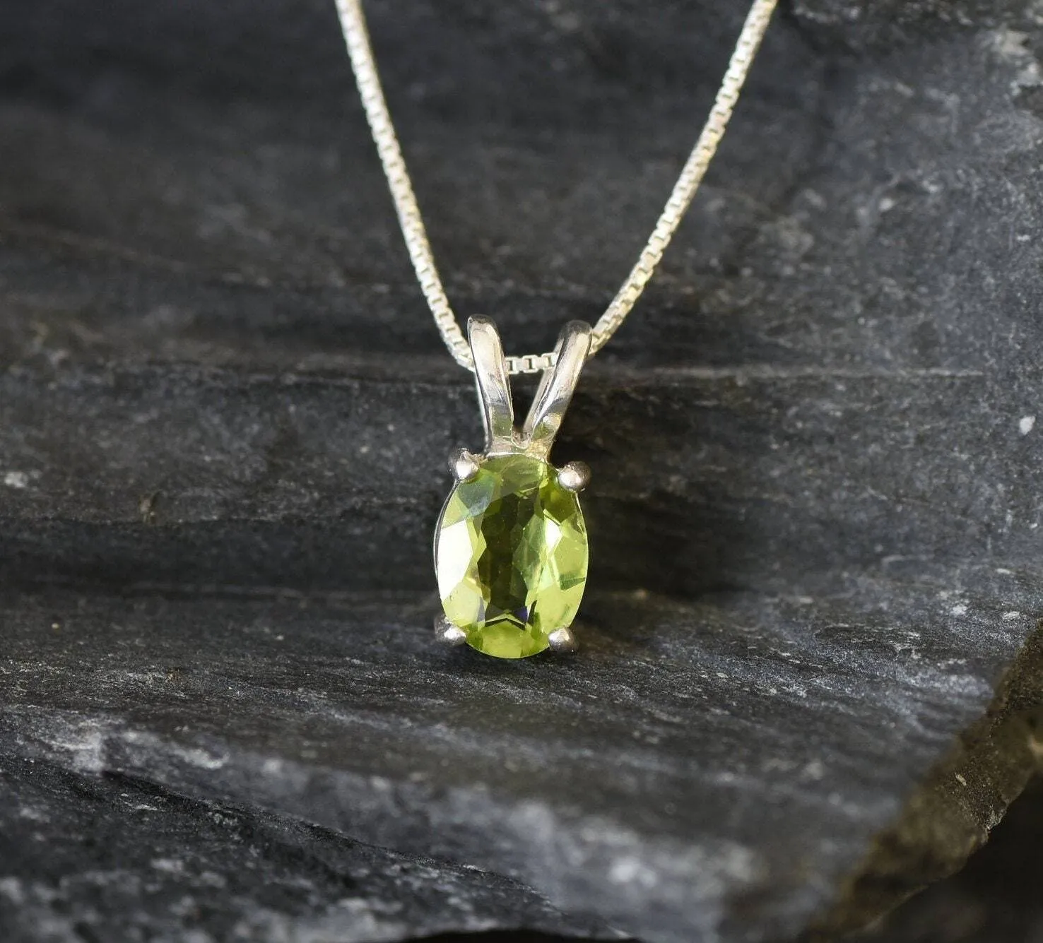 Peridot Necklace - Minimalist Oval Necklace - Dainty Green Pendant