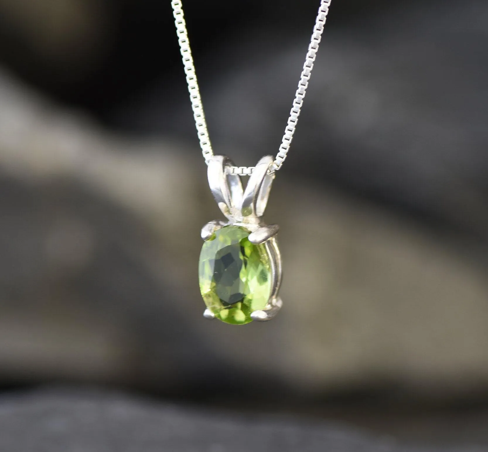 Peridot Necklace - Minimalist Oval Necklace - Dainty Green Pendant