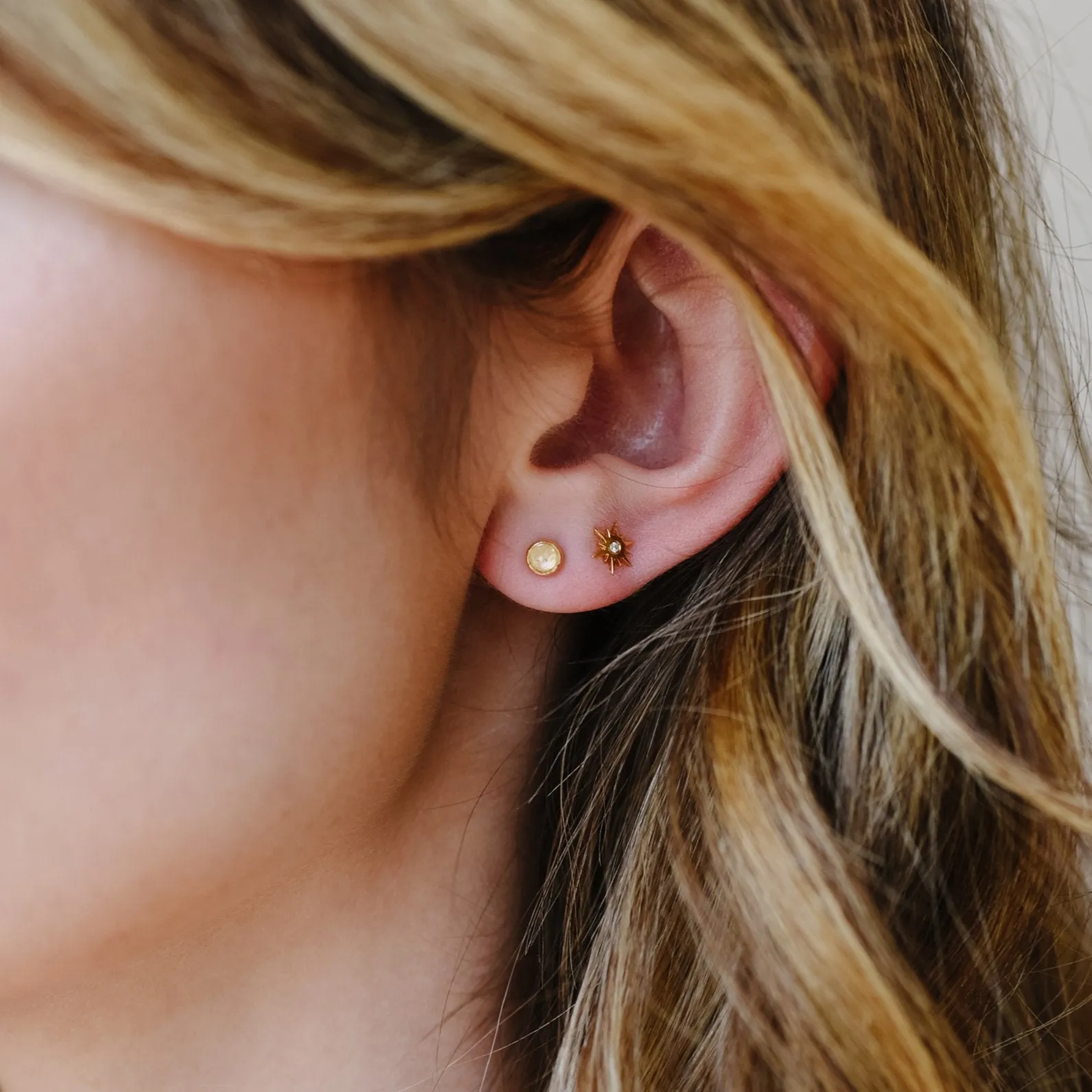 TINY PROTECT STUD EARRINGS - RAINBOW MOONSTONE & GOLD